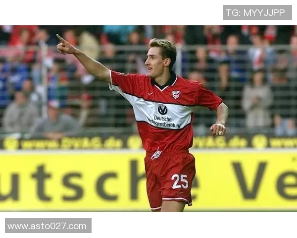 德国足球传奇克洛泽的辉煌职业生涯与成就回顾